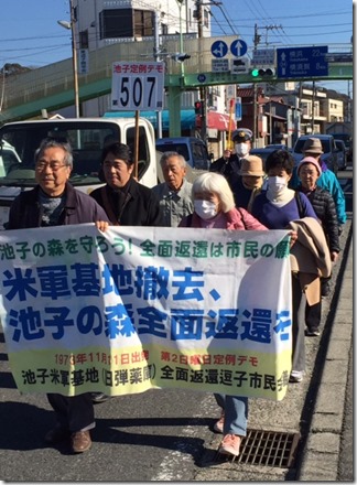 池子定例デモ　第507回　2016年新春は青い空、デモに沿道の市民も挨拶。