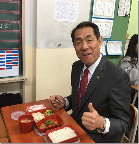 桐ケ谷市長が中学校給食を視察。生徒らと一緒に試食。
